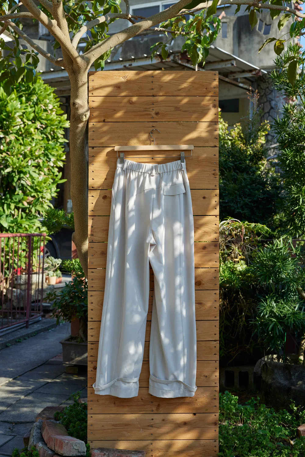 Special cut-out two-way trousers